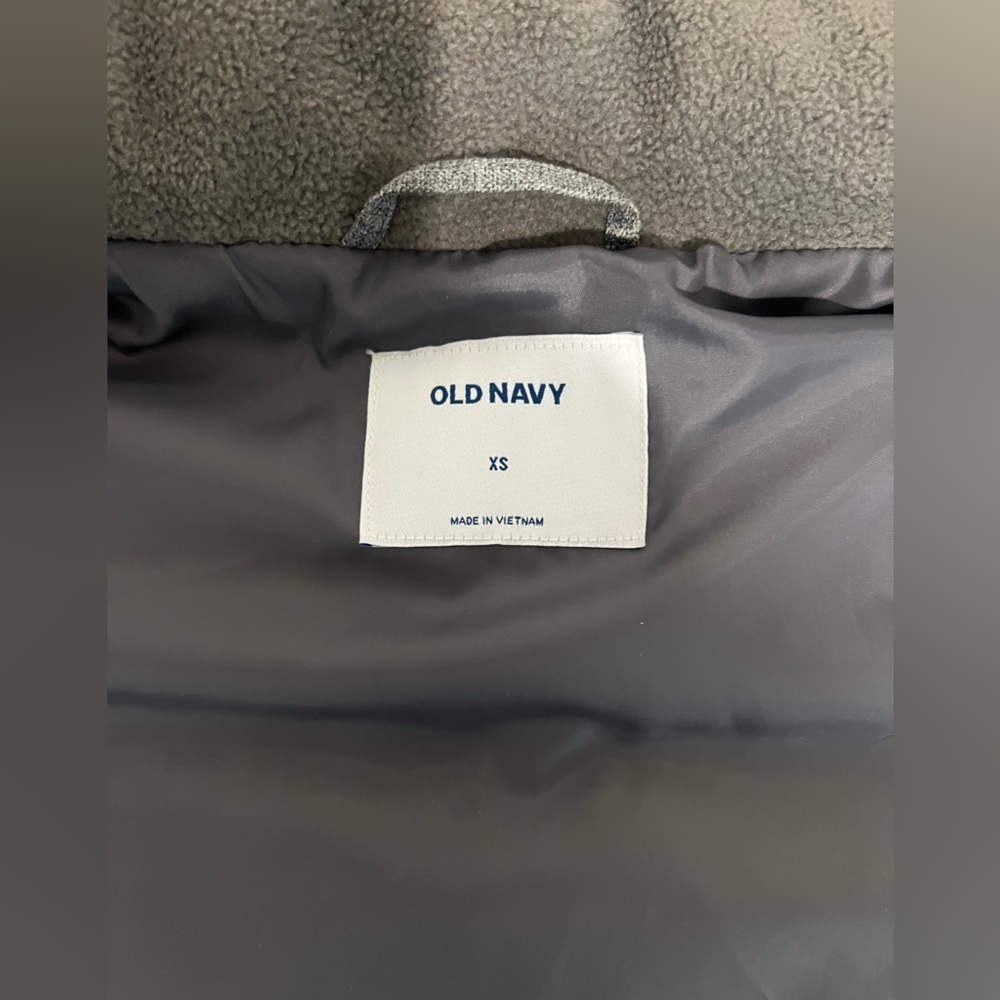 Old Navy gray puffer vest size XS EUC - Picture 6 of 7
